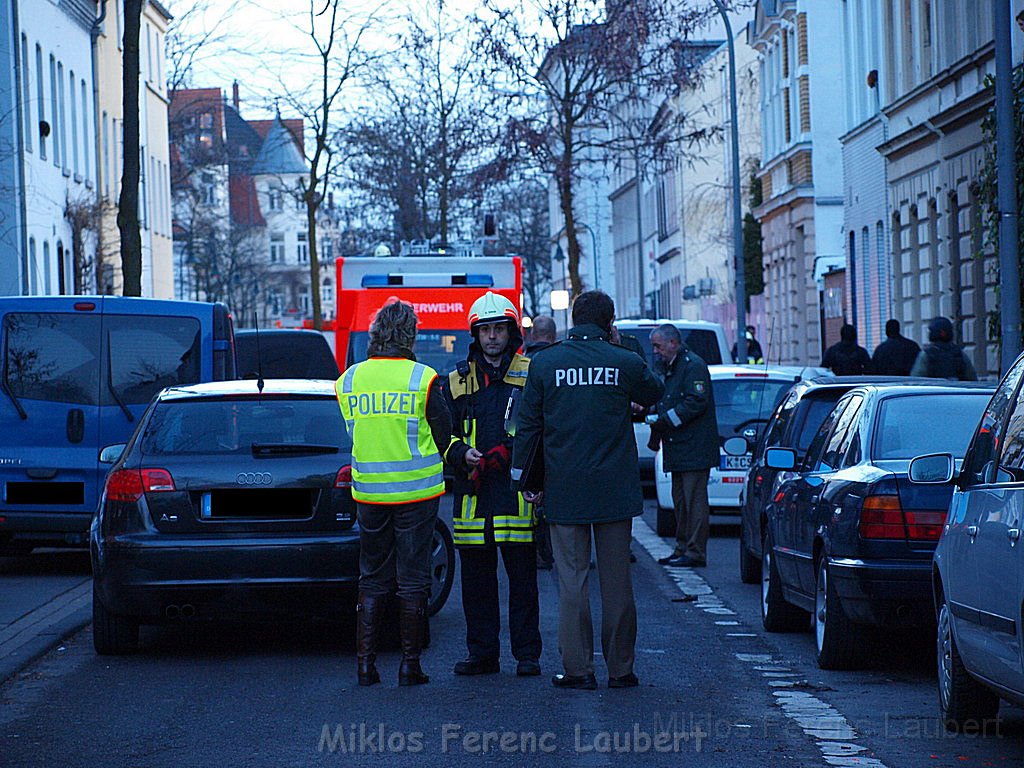 Einsatz Feuerwehr SEK Polizei Koeln Nippes Merheimerstr P180.JPG